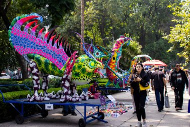 Mexico City, Meksika - 25 Ekim 2024: Meksika 'daki Paseo de la Reforma' da, Ekim 2024 'te düzenlenen geçit törenine katılan anıtsal Alebrijelerin sergisi.