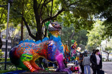Mexico City, Meksika - 25 Ekim 2024: Meksika 'daki Paseo de la Reforma' da, Ekim 2024 'te düzenlenen geçit törenine katılan anıtsal Alebrijelerin sergisi.