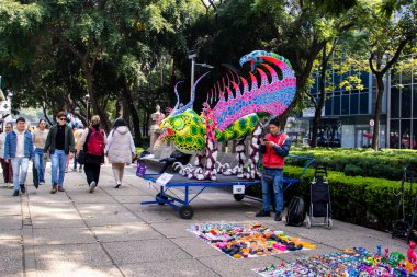 Mexico City, Meksika - 25 Ekim 2024: Meksika 'daki Paseo de la Reforma' da, Ekim 2024 'te düzenlenen geçit törenine katılan anıtsal Alebrijelerin sergisi.