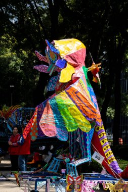 Mexico City, Meksika - 25 Ekim 2024: Meksika 'daki Paseo de la Reforma' da, Ekim 2024 'te düzenlenen geçit törenine katılan anıtsal Alebrijelerin sergisi.