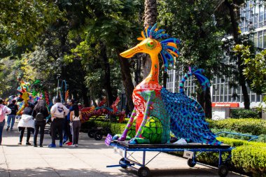 Mexico City, Meksika - 25 Ekim 2024: Meksika 'daki Paseo de la Reforma' da, Ekim 2024 'te düzenlenen geçit törenine katılan anıtsal Alebrijelerin sergisi.