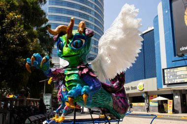 Mexico City, Meksika - 25 Ekim 2024: Meksika 'daki Paseo de la Reforma' da, Ekim 2024 'te düzenlenen geçit törenine katılan anıtsal Alebrijelerin sergisi.