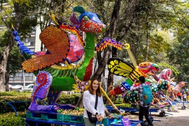 Mexico City, Meksika - 25 Ekim 2024: Meksika 'daki Paseo de la Reforma' da, Ekim 2024 'te düzenlenen geçit törenine katılan anıtsal Alebrijelerin sergisi.