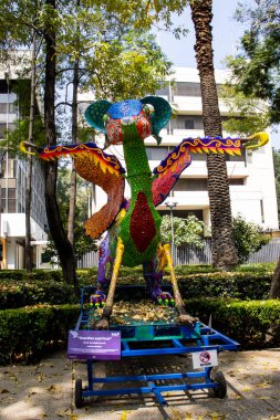 Mexico City, Meksika - 25 Ekim 2024: Meksika 'daki Paseo de la Reforma' da, Ekim 2024 'te düzenlenen geçit törenine katılan anıtsal Alebrijelerin sergisi.