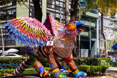 Mexico City, Meksika - 25 Ekim 2024: Meksika 'daki Paseo de la Reforma' da, Ekim 2024 'te düzenlenen geçit törenine katılan anıtsal Alebrijelerin sergisi.