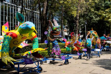 Mexico City, Meksika - 25 Ekim 2024: Meksika 'daki Paseo de la Reforma' da, Ekim 2024 'te düzenlenen geçit törenine katılan anıtsal Alebrijelerin sergisi.