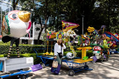 Mexico City, Meksika - 25 Ekim 2024: Meksika 'daki Paseo de la Reforma' da, Ekim 2024 'te düzenlenen geçit törenine katılan anıtsal Alebrijelerin sergisi.