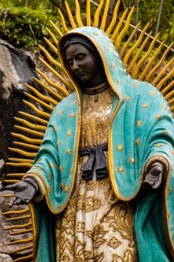 Mexico City, Mexico - 27 Ekim 2024: Meksika Tepeyac Tepesi 'ndeki Guadalupe Bakiresinin Hayaletleri Çeşmesi' nin detayları. Bakire heykeli.