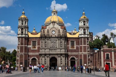 Mexico City, Mexico - 27 Ekim 2024: The Atrium of America 'daki hacılar daha çok Villa olarak bilinirler. Guadalupe 'nin eski Bazilikası. Mexico City' deki Kral İsa 'nın Expiatory Tapınağı olarak bilinir..
