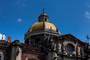 1709 'da Mexico City' de inşa edilen ve İsa 'nın Expiatory Tapınağı olarak bilinen Guadalupe Bazilikası' nın ön cephesinin ayrıntıları..