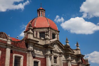 Kubbe 'nin ayrıntıları ve Mexico City' deki Capuchin Rahibe Tapınağı cephesi..