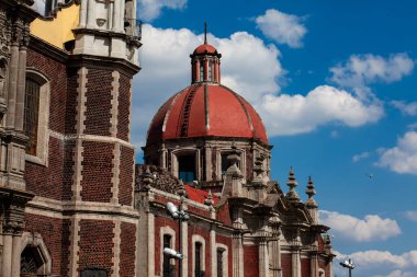 Kubbe 'nin ayrıntıları ve Mexico City' deki Capuchin Rahibe Tapınağı cephesi..