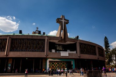 Mexico City, Mexico - 16 Eylül 2024: Guadalupe Bakiresi Bazilikası 'ndaki hacılar.