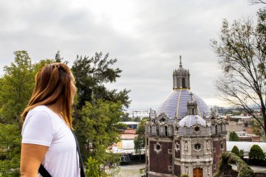 Guadalupe Bazilikası 'nı ve Mexico City Tepeyac Tepesi' ni ziyaret eden kadın turist. El Pocito.