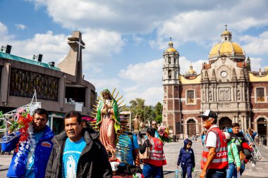 Mexico City, Mexico - 27 Ekim 2024: The Atrium of America 'daki hacılar daha çok Villa olarak bilinirler. Guadalupe 'nin eski Bazilikası. Mexico City' deki Kral İsa 'nın Expiatory Tapınağı olarak bilinir..