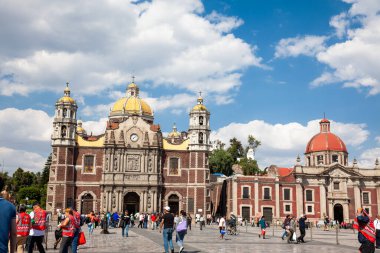 Mexico City, Mexico - 27 Ekim 2024: The Atrium of America 'daki hacılar daha çok Villa olarak bilinirler. Guadalupe 'nin eski Bazilikası. Mexico City' deki Kral İsa 'nın Expiatory Tapınağı olarak bilinir..