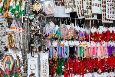 Mexico City, Mexico - 16 Ekim 2024: Mexico City 'deki Guadalupe Virgin Bazilikası' nın yanındaki iyi dinsel dükkanlar.