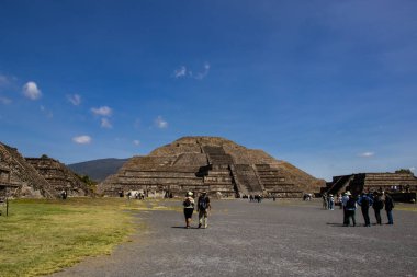 Meksika Eyaleti, Meksika - 24 Ekim 2024: Güzel mavi gökyüzü gününde Teotihuacan arkeolojik sahasında turistler. Ölüler Bulvarı 'ndan Ay Piramidi.
