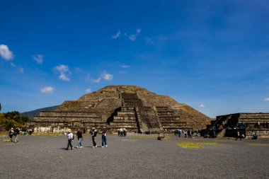 Meksika Eyaleti, Meksika - 24 Ekim 2024: Güzel mavi gökyüzü gününde Teotihuacan arkeolojik sahasında turistler. Ölüler Bulvarı 'ndan Ay Piramidi.