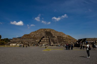 Meksika Eyaleti, Meksika - 24 Ekim 2024: Teotihuacan arkeoloji sahasında turistler.