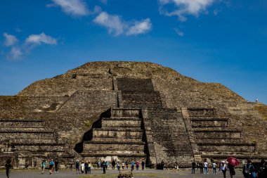 Meksika Eyaleti, Meksika - 24 Ekim 2024: Teotihuacan arkeoloji sahasında turistler.