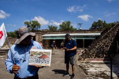 Meksika Eyaleti, Meksika - 24 Ekim 2024: Teotihuacan arkeoloji sahasında turist rehberi ve turistler güzel mavi bir gökyüzü gününde. Kelebekler Sarayı.