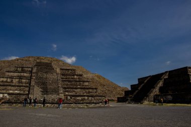 Meksika Eyaleti, Meksika - 24 Ekim 2024: Güzel mavi gökyüzü gününde Teotihuacan arkeolojik sahasında turistler. Ay Piramidi.