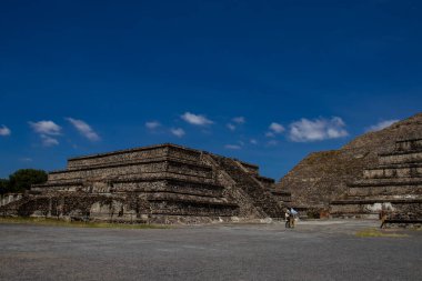 Meksika Eyaleti, Meksika - 24 Ekim 2024: Güzel mavi gökyüzü gününde Teotihuacan arkeolojik sahasında turistler. Ay Piramidi.