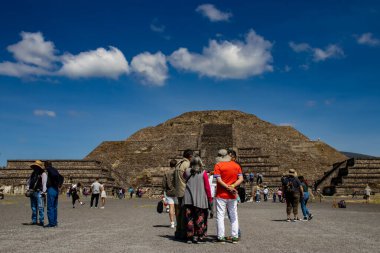 Meksika Eyaleti, Meksika - 24 Ekim 2024: Güzel mavi gökyüzü gününde Teotihuacan arkeolojik sahasında turistler. Ay Piramidi.