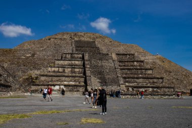 Meksika Eyaleti, Meksika - 24 Ekim 2024: Güzel mavi gökyüzü gününde Teotihuacan arkeoloji sahasında fotoğraf çeken iki turist. Ay Piramidi.