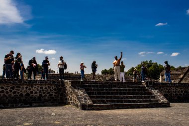 Meksika Eyaleti, Meksika - 24 Ekim 2024: Teotihuacan arkeoloji sahasında turistler.