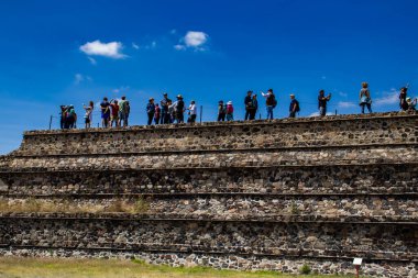 Meksika Eyaleti, Meksika - 24 Ekim 2024: Teotihuacan arkeoloji sahasında turistler.