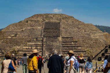 Meksika Eyaleti, Meksika - 24 Ekim 2024: Güzel mavi gökyüzü gününde Teotihuacan arkeolojik sahasında turistler. Ay Piramidi.