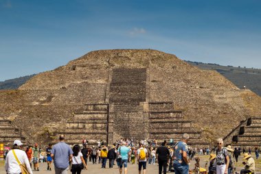 Meksika Eyaleti, Meksika - 24 Ekim 2024: Güzel mavi gökyüzü gününde Teotihuacan arkeolojik sahasında turistler. Ay Piramidi.