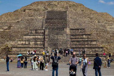 Meksika Eyaleti, Meksika - 24 Ekim 2024: Güzel mavi gökyüzü gününde Teotihuacan arkeolojik sahasında turistler. Ay Piramidi.