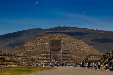 Meksika Eyaleti, Meksika - 24 Ekim 2024: Güzel mavi gökyüzü gününde Teotihuacan arkeolojik sahasında turistler. Ölüler Bulvarı ve Ay Piramidi.