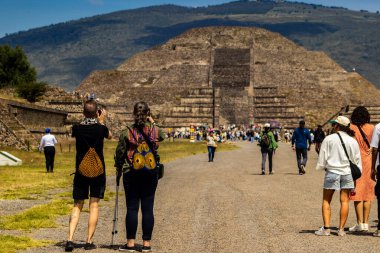 Meksika Eyaleti, Meksika - 24 Ekim 2024: Güzel mavi gökyüzü gününde Teotihuacan arkeolojik sahasında turistler. Ölüler Bulvarı ve Ay Piramidi.