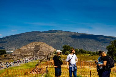 Meksika Eyaleti, Meksika - 24 Ekim 2024: Güzel mavi gökyüzü gününde Teotihuacan arkeolojik sahasında turistler. Ölüler Bulvarı ve Ay Piramidi.