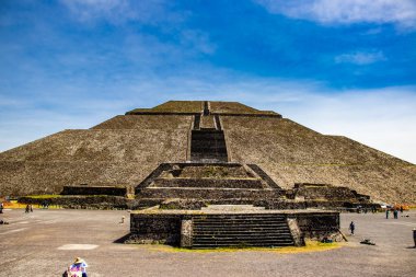 Mexico City, Meksika - 24 Ekim 2024: Teotihuacan arkeolojik sahasında Güneş Piramidi.
