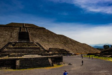 Meksika Eyaleti, Meksika - 24 Ekim 2024: Güzel mavi gökyüzü gününde Teotihuacan arkeolojik sahasında turistler. Güneş Piramidi.