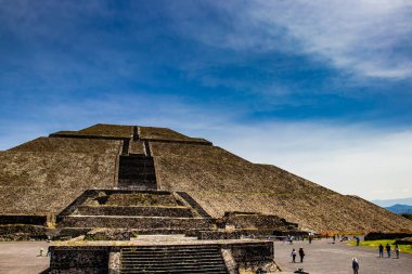 Meksika Eyaleti, Meksika - 24 Ekim 2024: Güzel mavi gökyüzü gününde Teotihuacan arkeolojik sahasında turistler. Güneş Piramidi.