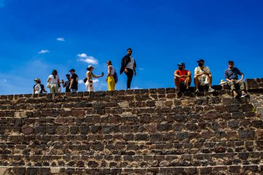 Meksika Eyaleti, Meksika - 24 Ekim 2024: Teotihuacan arkeoloji sahasında turistler.