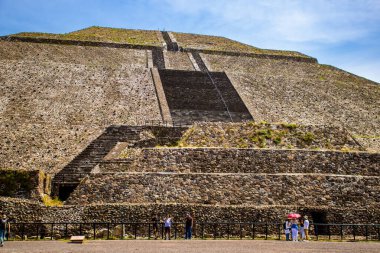 Meksika Eyaleti, Meksika - 24 Ekim 2024: Güzel mavi gökyüzü gününde Teotihuacan arkeolojik sahasında turistler. Güneş Piramidi.