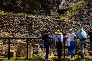 Meksika Eyaleti, Meksika - 24 Ekim 2024: Teotihuacan arkeolojik sahasında turistler. Güneş Piramidi.