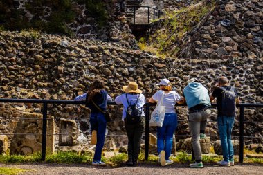 Meksika Eyaleti, Meksika - 24 Ekim 2024: Teotihuacan arkeolojik sahasında turistler. Güneş Piramidi.