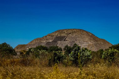 Meksika Eyaleti, Meksika - 24 Ekim 2024: Teotihuacan arkeolojik alanı güzel mavi bir gökyüzü gününde. Ay Piramidi.