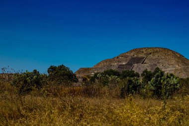 Meksika Eyaleti, Meksika - 24 Ekim 2024: Teotihuacan arkeolojik alanı güzel mavi bir gökyüzü gününde. Ay Piramidi.