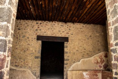 Meksika Eyaleti, Meksika - 24 Ekim 2024 Teotihuacan arkeoloji sahasındaki Kelebekler Sarayı 'nın duvarlarının detayları.