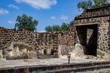 Meksika Eyaleti, Meksika - 24 Ekim 2024: Teotihuacan arkeolojik alanı güzel mavi bir gökyüzü gününde. Kelebekler Sarayı.