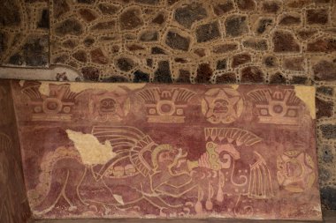 Meksika Eyaleti, Meksika - 24 Ekim 2024 Teotihuacan arkeoloji sahasındaki Kelebekler Sarayı 'nın duvarlarının detayları.